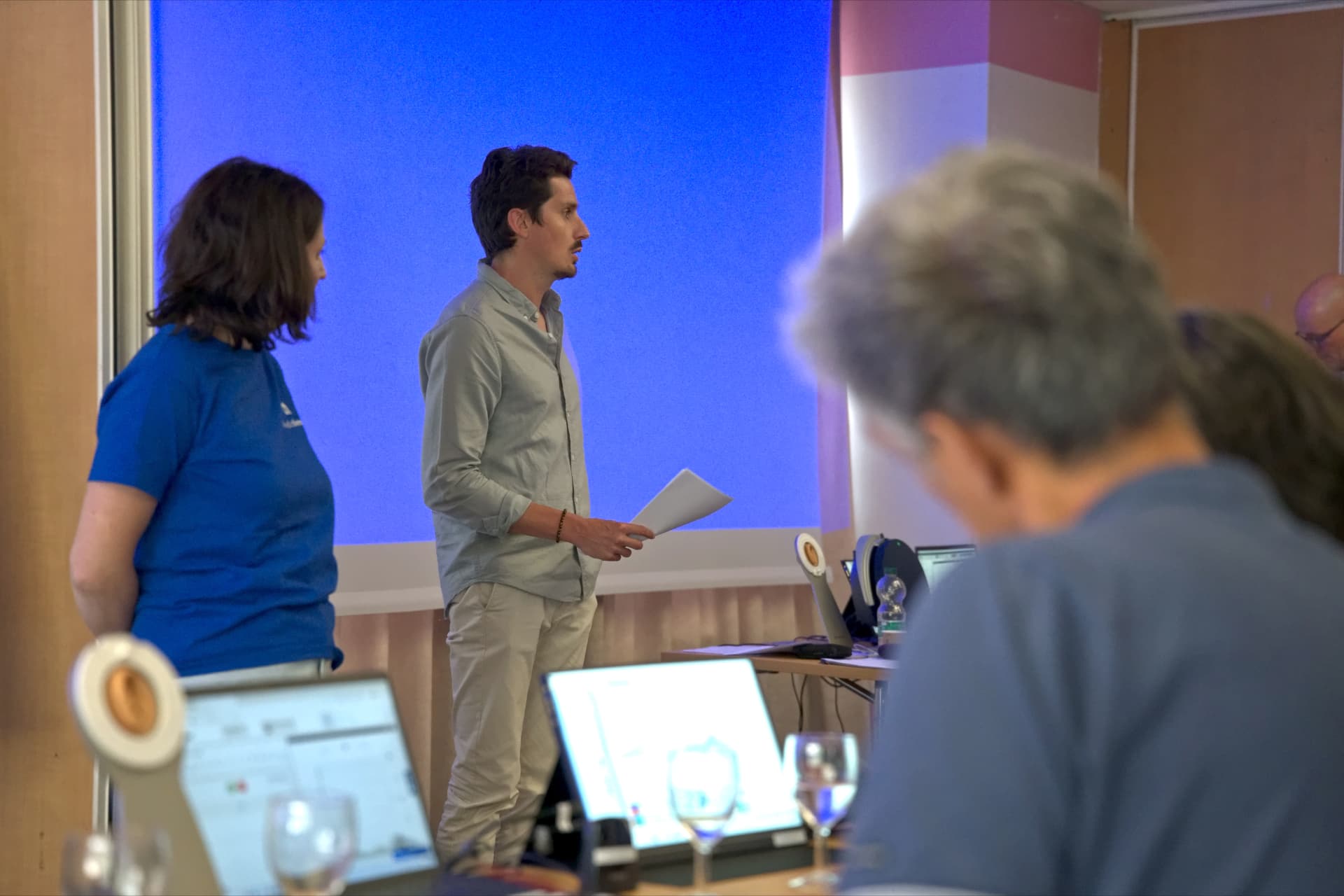 Formateur présentant devant l'écran lors d'une session audioformea