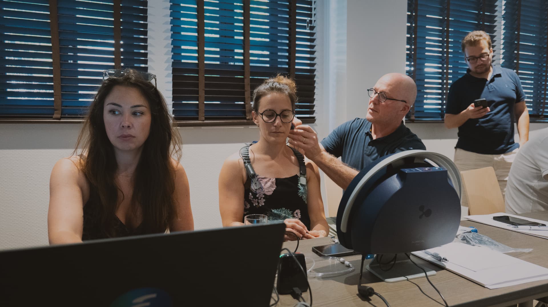 Formateur audioformea plaçant une sonde de mesure in vivo sur une participante en atelier