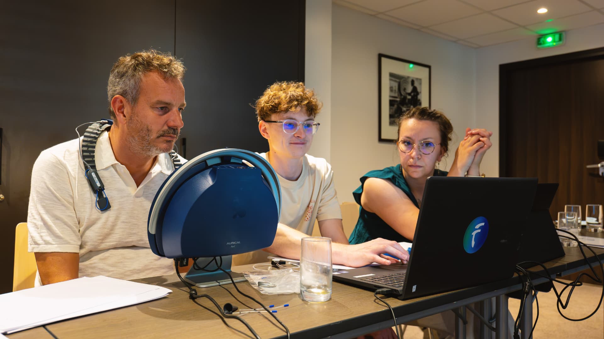Participants réalisant des mesures audiométriques avec un Aurical pendant la formation