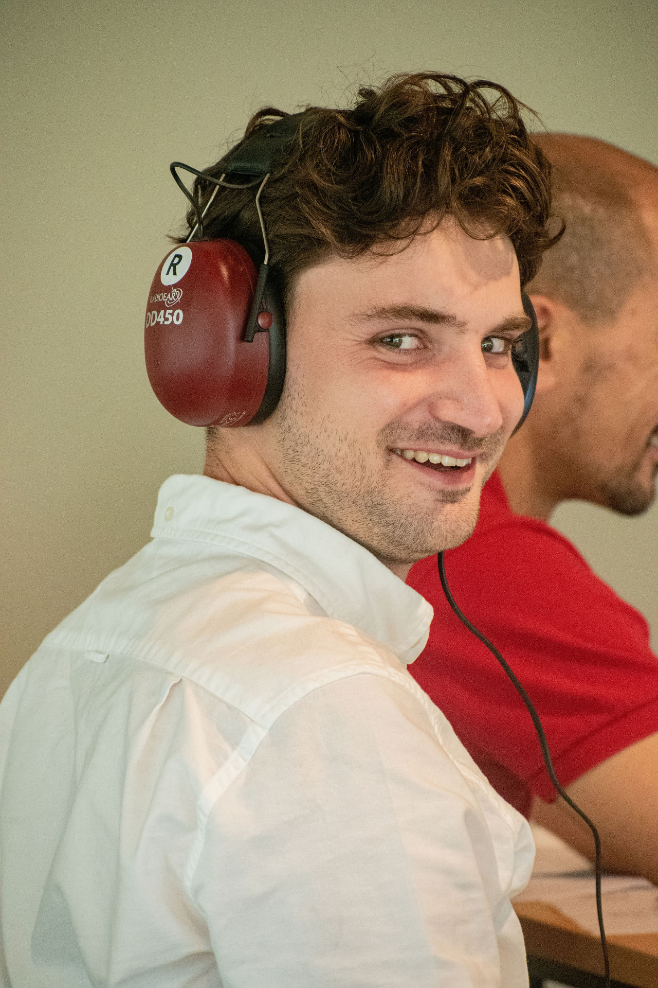Participant équipé d'un casque audiométrique Radioear DD450 pendant un atelier en cabine