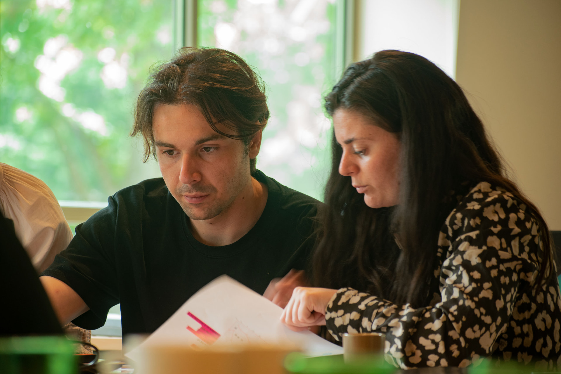 Deux participants analysant ensemble des courbes audiométriques sur un document