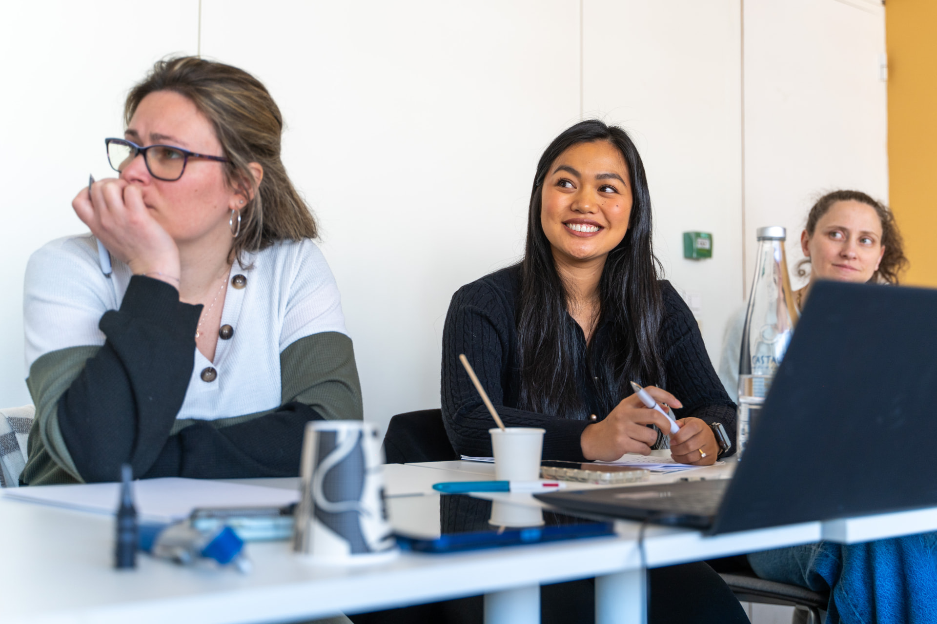 Participantes attentives lors d'une session de formation audioformea